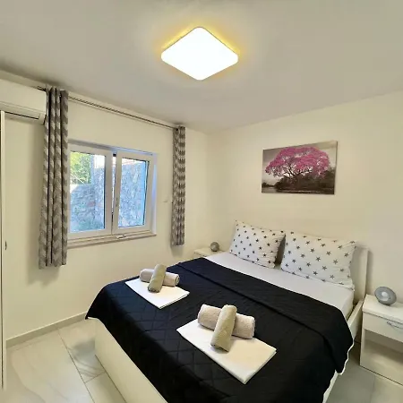 Holiday home Group With Pool