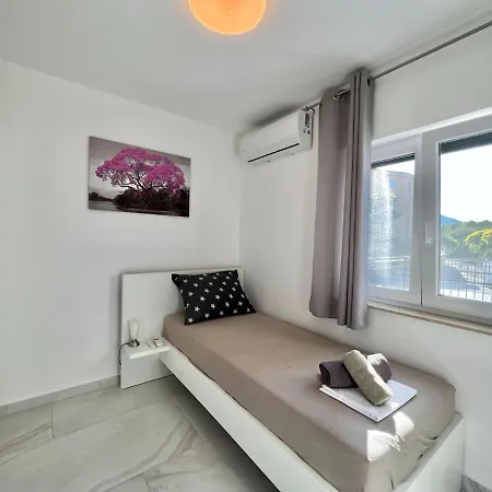 펜션 Large House With Swimming Pool And Terrace *