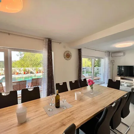 Group With Pool Holiday home *