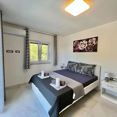 펜션 Large House With Swimming Pool And Terrace *