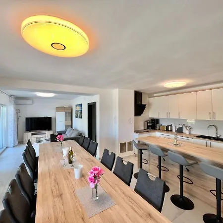 펜션 Large House With Swimming Pool And Terrace 브리비르