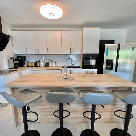 펜션 Large House With Swimming Pool And Terrace