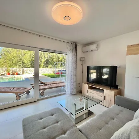 Large House With Swimming Pool And Terrace 브리비르
