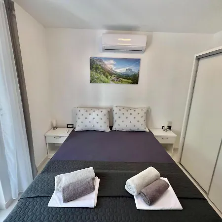Large House With Swimming Pool And Terrace 펜션 브리비르