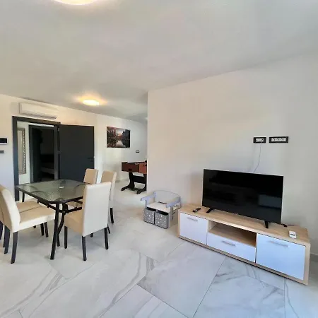 펜션 Large House With Swimming Pool And Terrace